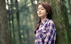 男人边吃奶边挵进去呻吟的说说